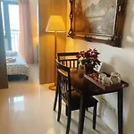 Beautiful 1Br Balcony W/65Uhdtv Wifi Netflix, Pool