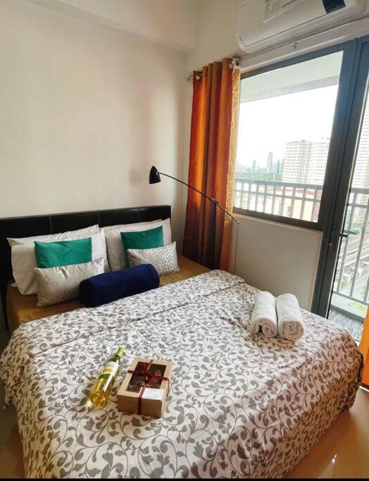 Beautiful 1br Balcony W/65uhdtv Wifi Netflix, Pool *