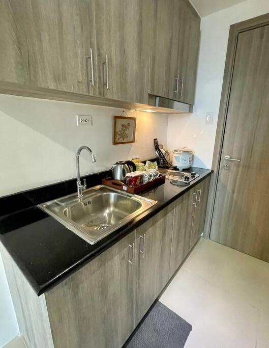 Beautiful 1br Balcony W/65uhdtv Wifi Netflix, Pool Apartment Manila