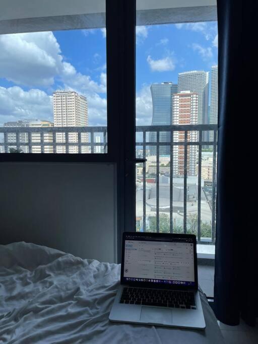 Beautiful 1br Balcony W/65uhdtv Wifi Netflix, Pool Apartment